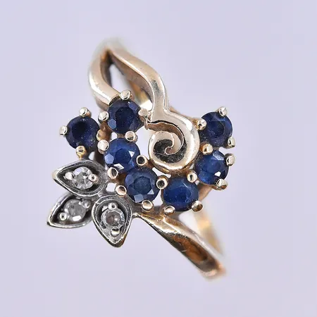 Ring med blåa och vita stenar, stl 16½, bredd 2-15 mm, 14K. Vikt: 3,1 g