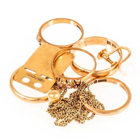 Diverse defekt/graverat guld i 18K. Vikt: 24,4g. 