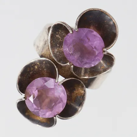 Ring med rosa stenar, stl: 17¾, bredd 5,5-34mm, justerbar storlek, Silver 830/1000. Vikt: 8,8 g