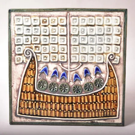 Väggrelief med motiv av vikingaskepp, stengods, formgiven av Lisa Larson, Gustavsberg, stämpelsignerad, ca 22,5x22,5cm.