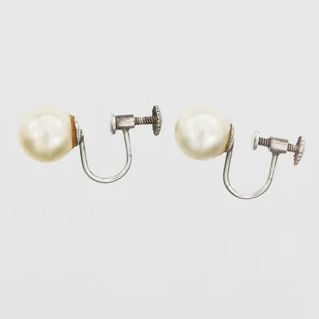 Ett par örhängen med imitationspärlor, Ø 10mm, 830/1000 silver Vikt: 4,3 g