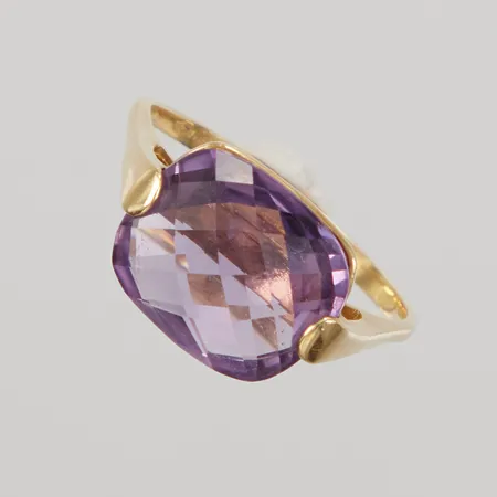 Ring med ametist, stl 21¼, bredd 2-12mm, GHA 18K. Bruttovikt: 5,1g Vikt: 0 g