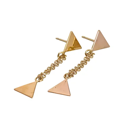 Örhängen, 18K guld, modell med trekanter, längd 36 mm, bredd 8,5 mm, fint skick, ploppar saknas Vikt: 2 g