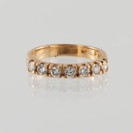 Diamantring 18k ca 7x0,06ct, storlek 15 ½ mm, bredd 2.9-3.1 mm,18k. Vikt: 2,9 g