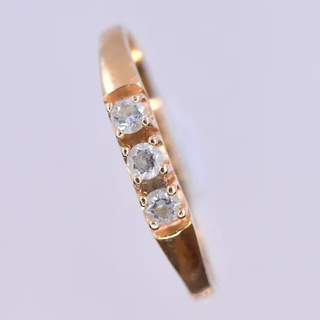 Ring med vita stenar, stl 19½, bredd 2-3 mm, 18K. Vikt: 1,6 g