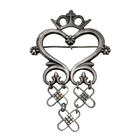 Dräktbrosch, allmogestil, silver 830/1000, längd 84 mm, bredd 54 mm, saknar 2 stycken hängande dekorer Vikt: 18,2 g