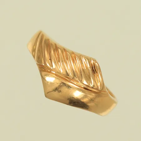 Ring med mönster stl 18¼, bredd 4-11mm 18K  Vikt: 5 g