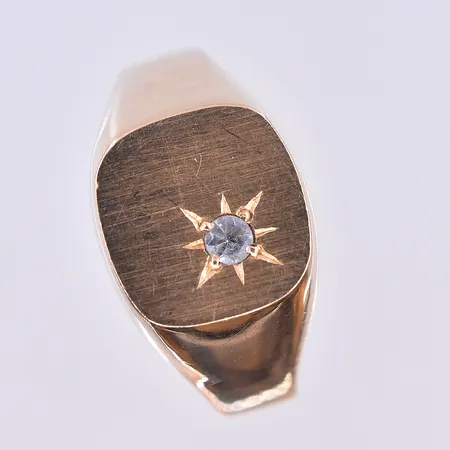 Klackring med vit sten, stl 19, bredd 3-12 mm, 18K. Vikt: 3,4 g