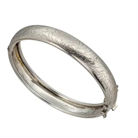 Armring 1950-tal, silver, ARVO SAARELA Enköping 1953, öppningsbar, blomdekor, inre mått 18,0 cm, bredd 10,5 mm, ett mindre märke, för övrigt i fint normalt använt skick Vikt: 17 g