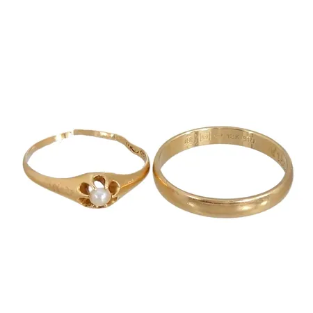 Ringar, två st, 18K guld, defekter, slitage och gravyr Vikt: 3,8 g