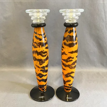 Ett par ljusstakar Safari, Kjell Engman Kosta Boda, nr 69358, höjd 32cm.  Skickas med postpaket.