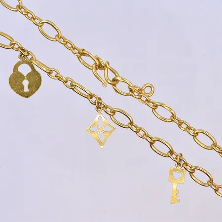 Kedja med berlocker, längd 45,5 cm, bredd länk 7 mm, 23K. Vikt: 15,2 g