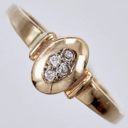 Ring med diamanter ca 3x0,01ct, bucklig skena, stl: 17¾, bredd ca 1-8mm, GFAB, 18K Vikt: 1,7 g