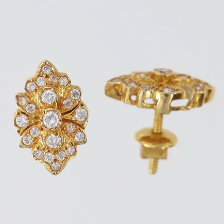 Ett par örhängen med vita stenar, 17x11mm, 18K Vikt: 7,2 g