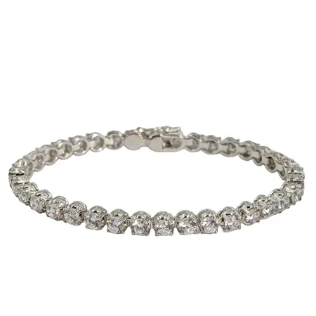 Armband, silver, vita stenar, förefaller vara ostämplad, längd 19 cm, bredd 5 mm, uppbyggnad 4,5 mm, stenar utan anmärkning, förefaller sparsamt använd Vikt: 15,6 g