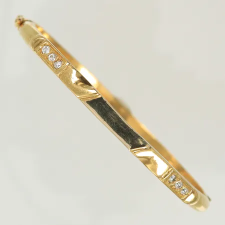 Armring med vita stenar öppningsbar Ø57mm bredd 4mm bucklig 18K  Vikt: 8,1 g