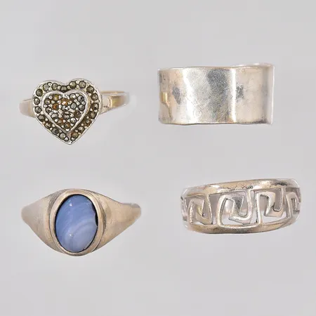 4 ringar, stl ca 18½, defekter, stenar, skeva skenor, 925/1000 silver Vikt: 16,4 g