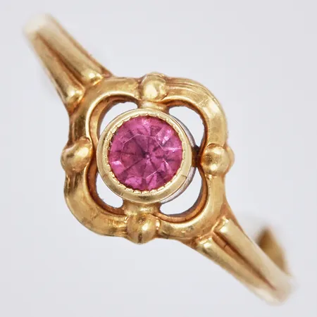 Ring defekt med rosa sten, 18K Vikt: 0,7 g