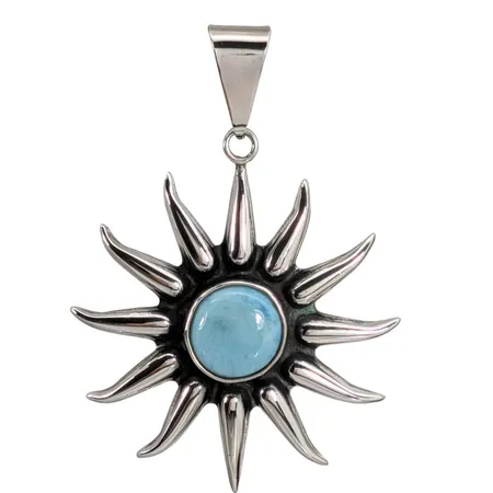 Hänge, silver 925/1000, större modell, blå sten, längd inkl. ögla 68 mm, bredd 47,5 mm, tillverkarstämpel DK, sten utan anmärkning, fint skick Vikt: 20,7 g