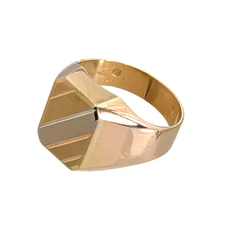 Klackring, 18K guld, trefärgad modell, Ø17,0 mm, bredd 4,3 - 13,5 mm, smårepor och nyansskillnader Vikt: 5,6 g