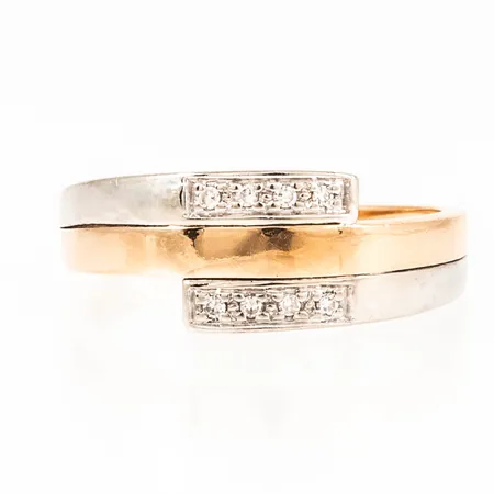 Ring i 18K röd- och vitguld med 8 x 0,005ct 8/8 slipade diamanter. Den är i storlek 17¼, är 2 - 8 mm bred och väger 2,8g. Stämplad GFAB (Guldfynd), 750. 