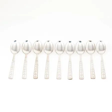9 kaffeskedar i silver (830/1000) av modellen Victoria. Längd 125 mm. Vikt: 130,7g. Oanvänt skick, inplastade. Kartong medföljer. 