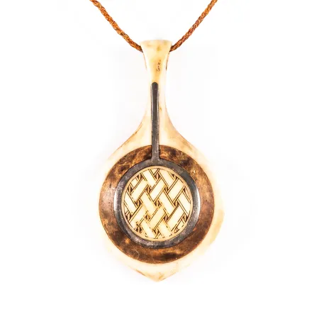 Hänge Sameslöjd av Sune Enoksson: Horn, masurbjörk och tenn. Det är 40,5 mm brett, 72,5 mm långt. Tvinnad läderrem 60 cm med fint lås av horn. 