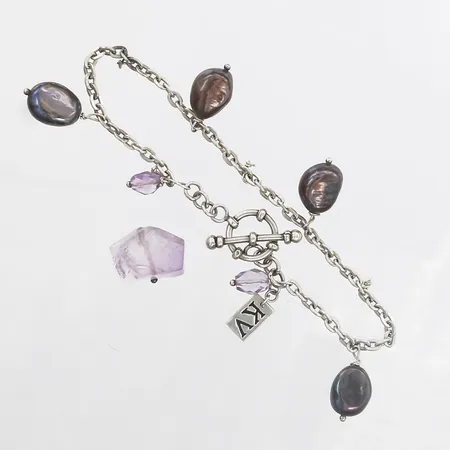 Armband med odlade saltvattenpärlor samt ametister, tre stenar saknas, en sten medföljer lös, längd 21cm, silver 925/1000 Vikt: 10,8 g