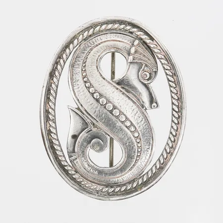 Brosch, ca 32x40mm, slitage, mindre ojämnheter, låsmekanism defekt, 830/1000 silver. Vikt: 10 g