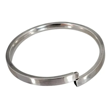 Armring, slät modell, silver 900/1000, öppningsbar, inre mått 19,0 cm, bredd 5,5 mm, svensk kontroll/importstämpel Vikt: 12,3 g