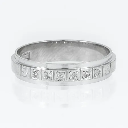 Ring i 18K vitguld med 6 x 0,01ct 8/8 slipade diamanter. Den är i storlek 16½, är 4 mm bred och väger 2,9g. 