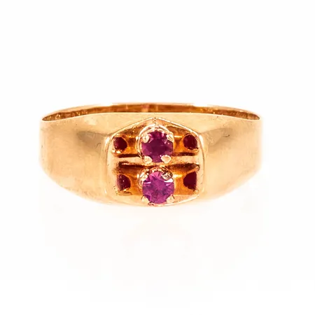 ring i 18K guld med två rosaröda syntetiska stenar. Den är 3,3 - 7,8 mm bred, är i storlek 17½ och väger 2,2g. Gravyr.