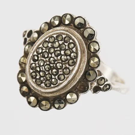Ring med markasiter, stl: 16¾, bredd: 2-18mm, fyra stenar saknas samt en defekt, 925/1000 silver Vikt: 4,8 g