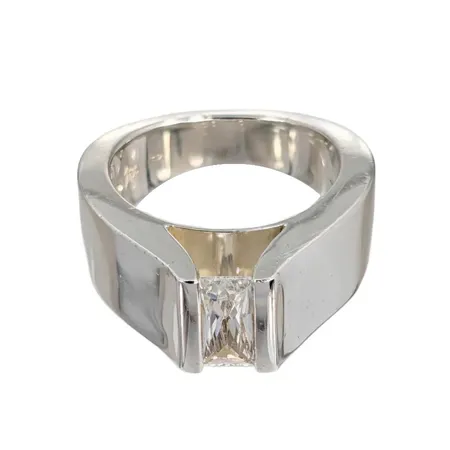 Ring, silver 925/1000, kraftig modell, vit sten, Ø17¼ mm, bredd 5-9 mm, tillverkare JAa, sten utan anmärkning, fint skick Vikt: 13,7 g