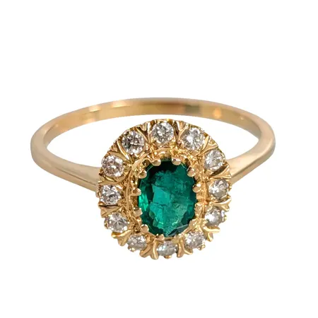 Carmoséring, 18K guld, Smaragd 4x5 mm, Diamanter 12 x 0,015ct, Guldkedjan Ab (SSÄ), Ø16¾ mm, skenans bredd 0,8 - 1,3 mm, frontens storlek 9,5 x 10,5 mm, fint skick, några smårepor i Smaragden Vikt: 2,4 g