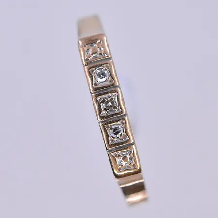 Ring med vita stenar, stl 17½, bredd 1-3 mm, 18K. Vikt: 1,5 g