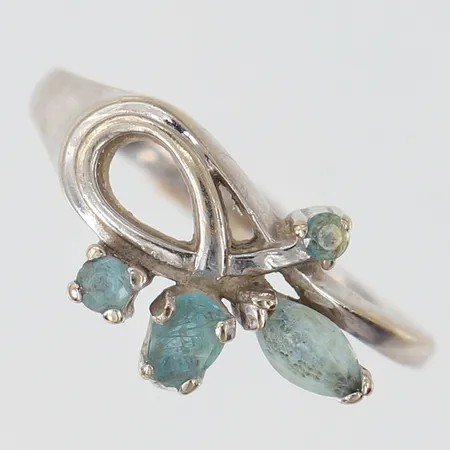 Ring med blåa stenar, stl: 19, bredd 1,6-11mm, saknar sten, vitguld 14K. Vikt: 3,4 g