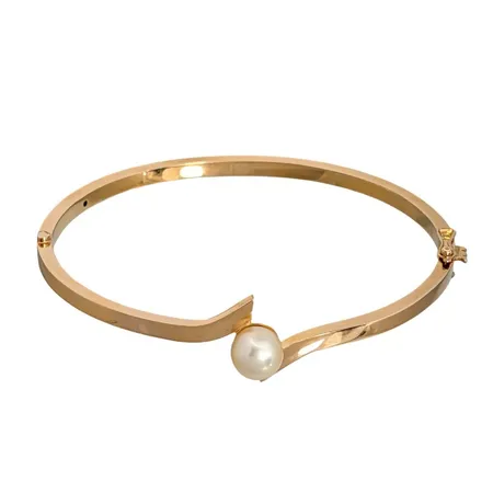 Armring, 18K guld, öppningsbar, odlad Pärla Ø 7,5 mm, blåvitrosa ton, Svedboms Guldsmeds Ab (ESM), svensk kontrollstämpel, inre omkrets 17,0 cm, bredd 3-14 mm, några små intryckningar på skenan, för övrigt i fint skick Vikt: 8 g