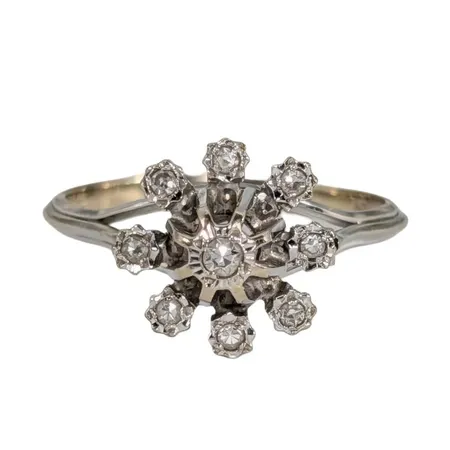 Diamantring, 18K vitguld, Diamanter 9 st - totalt 0,11ct - graverat på skenans insida, svensk kontrollstämpel, tillverkarstämpel MH, Ø17½ mm, bredd 2-11 mm, fint skick Vikt: 2,8 g