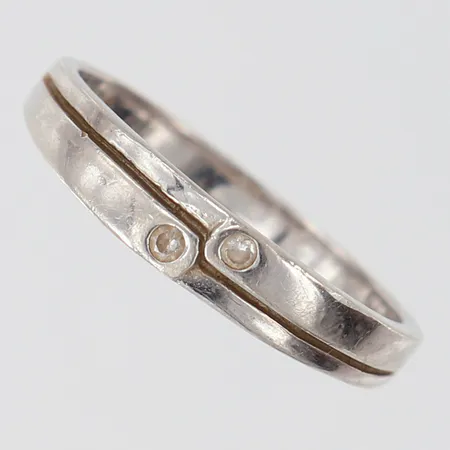 Ring med vit sten , stl 18¾, bredd ca 2-4mm, 925/1000 silver  Vikt: 2 g