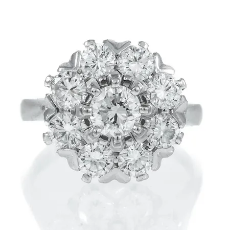 Carmoséring i 18K vitguld med 1 x c:a 0,52ct och 8 x c:a 0,20ct (c:a Tw/vs) briljantslipade diamanter. Den är i storlek 17, är 2,5 - 14,5 mm bred och väger 5,8g. Stenstorlek 2,12ct ingraverat. Stämplad L10 (1985), HS (Hans Strömdahl AB, Stockholm), 18K och kattfot. Spricka i stämplar. 