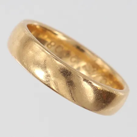 Ring slät, stl: 17, bredd 4,5mm, gravyr, 18K.  Vikt: 5,2 g