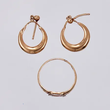 Ett par örhängen, 1 ring, defekta, bucklor, 18K Vikt: 5,1 g
