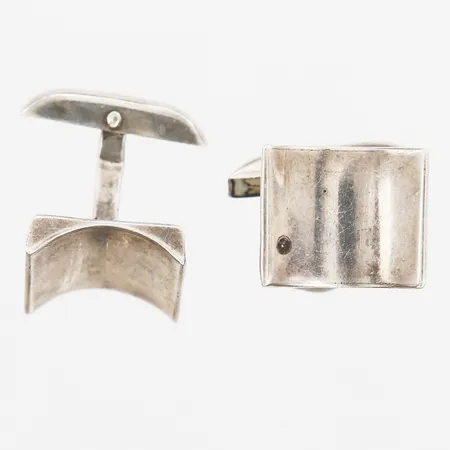 Ett par manschettknappar, ca 15x18mm, otydliga stämplar, slitage, 925/1000 silver. Vikt: 12,1 g