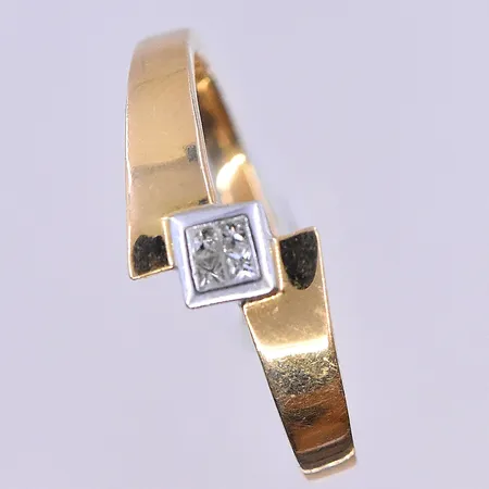 Ring med vita stenar, stl 19, bredd 2-8 mm, 18K. Vikt: 2,8 g