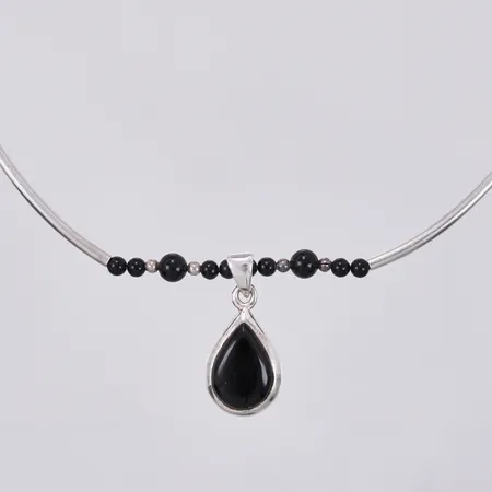 Collier med svarta stenar, låsdel i metall , längd ca 32cm, 925/1000 silver Vikt: 16,7 g