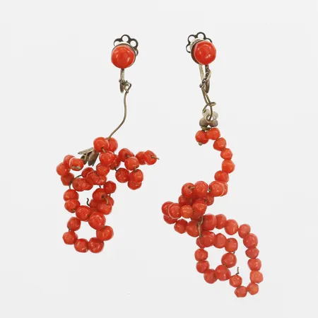 Ett par örhängen med korall, längd: 54mm, 800/1000 silver Vikt: 7,6 g