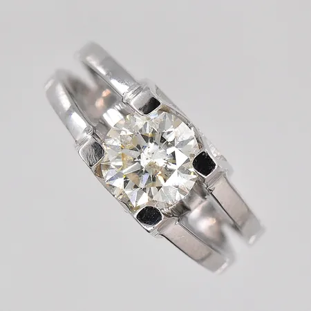 Ring med diamant ca 1,30ct, kvalitet ca Cape (M-N)/P, ljusa inneslutningar, 18K Vikt: 9,8 g