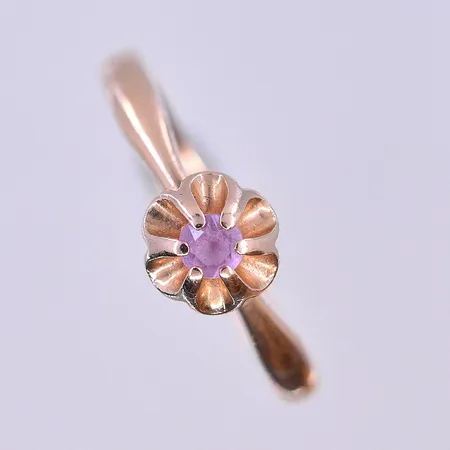 Ring med rosa sten, stl 16½, bredd 2 mm, 14K. Vikt: 2,2 g