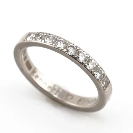 Ring med 9 st diamanter 0,45ct enl gravyr, 18K stl 17,5(55) gravyr Vikt: 4,6 g